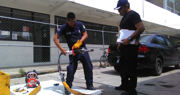Bomberos reciben certificación en combate y extinción de incendios