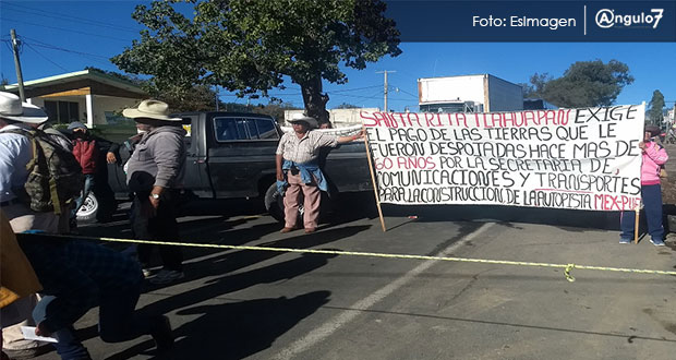 Por falta de pago de la SCT, campesinos de Tlahuapan bloquean la México-Puebla