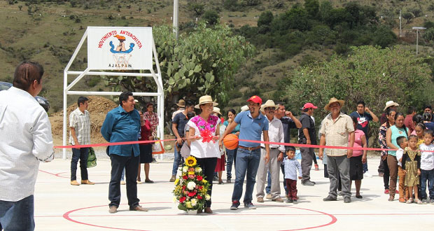 Inaugura Antorcha cancha de usos múltiples en localidad de Ajalpan