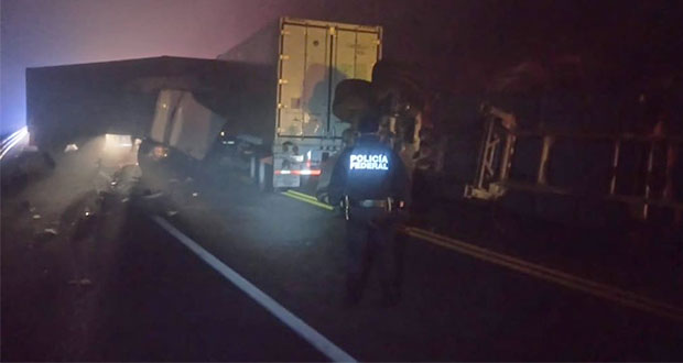 Choque frontal de tractocamiones provoca cierre de la Amozoc-Perote