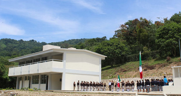 Construyen edificio de aulas en secundaria técnica de Olintla