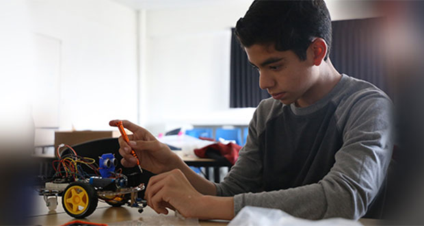 Matematiké enseña a niños y adolescentes a desarrollar un robot