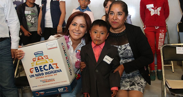 DIF entrega paquetes escolares y apoyos a familias de Chignautla