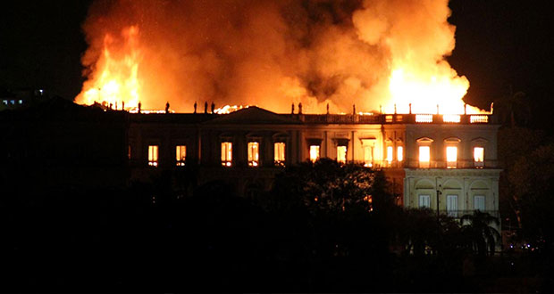 Enorme incendio consume Museo Nacional de Brasil de 200 años
