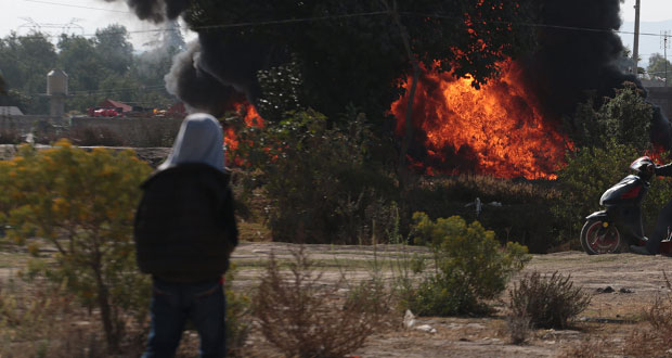 Se incendia bodega en Tlalancaleca y vecinos impiden paso a policía