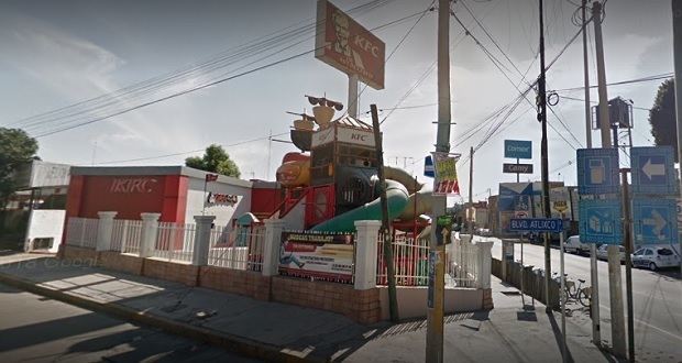 Comando asalta a personal y comensales del KFC de la 25 Poniente