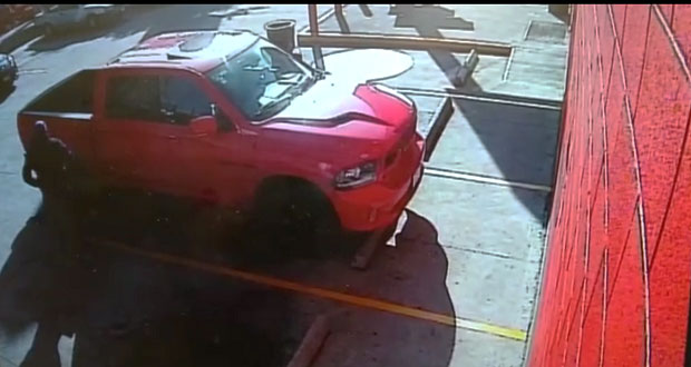 Tras salir de banco, le roban $50 mil en AutoZone de Las Ánimas