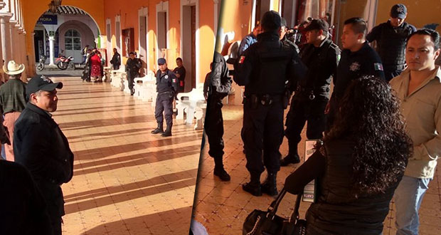 Por adeudo de salarios, policías bloquean alcaldía de Chignautla