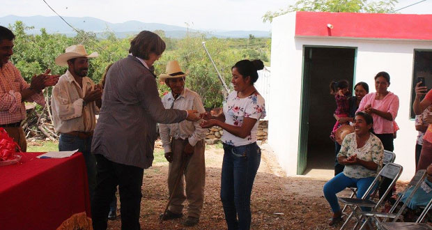 Dan cuartos adicionales a 19 familias de Tepexi de Rodríguez