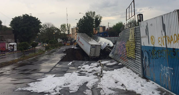 Por lluvia y granizo en CDMX, se abre socavón y tráiler cae dentro