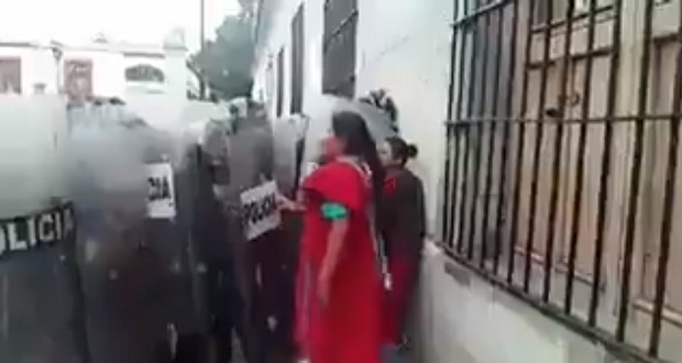 Desaloja a mujeres triquis en Oaxaca entre golpes y empujones