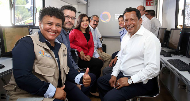 INEA dona a SEP de Puebla 10 unidades tecnológicas de aprendizaje