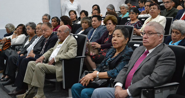 BUAP reconoce trayectoria laboral de 40 jubilados de Enfermería