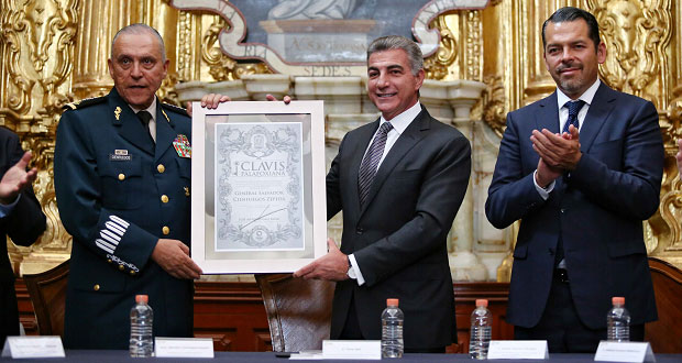 Gobierno estatal reconoce a Cienfuegos con la Clavis Palafoxiana