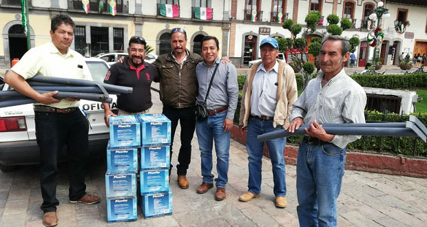 Comuna de Zacatlán entrega 12 lámparas a comunidad de Camotepec