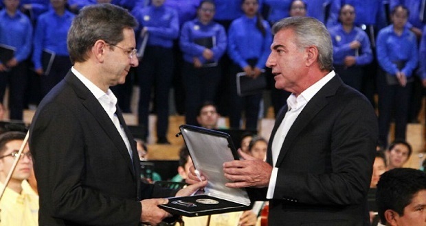 Participa Gali en entrega de medalla a Esteban Moctezuma
