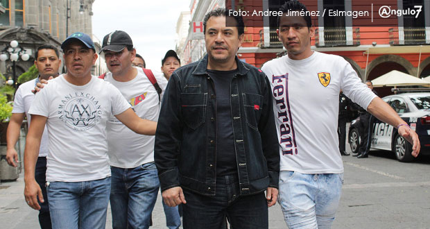Pacheco encabeza marcha de despedidos del ayuntamiento y piden reinstalación