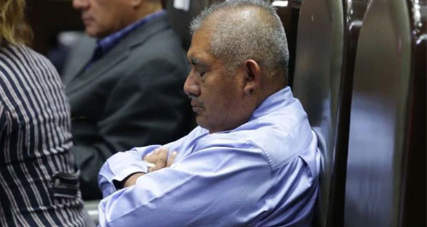 Por “comer y trabajar mucho”, diputado de Moreno duerme en Congreso