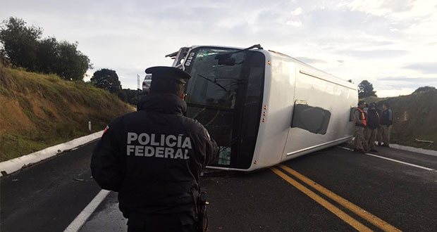 Autobús se vuelca sobre la Amozoc-Perote y deja 3 lesionados