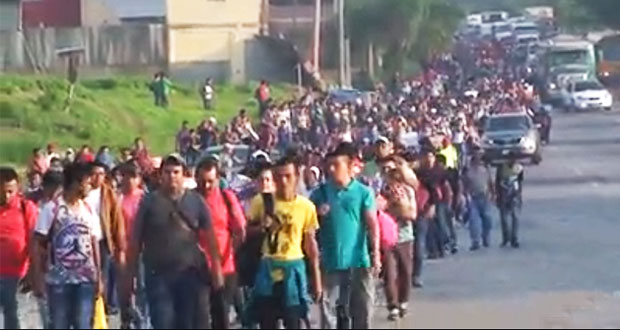 Trump amenaza con retirar apoyo a Honduras si no frena a migrantes