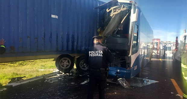 Autobús de línea Vía choca contra tráiler en la Amozoc-Perote