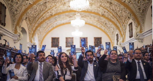 Aceptan informe de Esparza y doctorado en antropología de BUAP