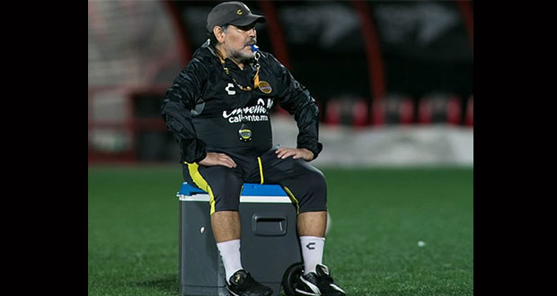 Maradona tiene problemas para caminar y debe operarse las rodillas