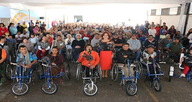 DIF entrega 34 sillas y 900 auxiliares auditivos en Puebla