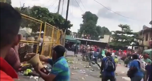 Migrantes enfrentan a policía en frontera de Guatemala y México