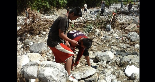 Estudiantes reparan acceso a centro escolar de comunidad en Jopala