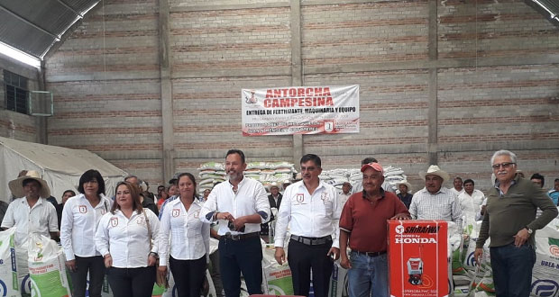 Antorcha y edil entregan fertilizantes a campesinos de Ixcaquixtla