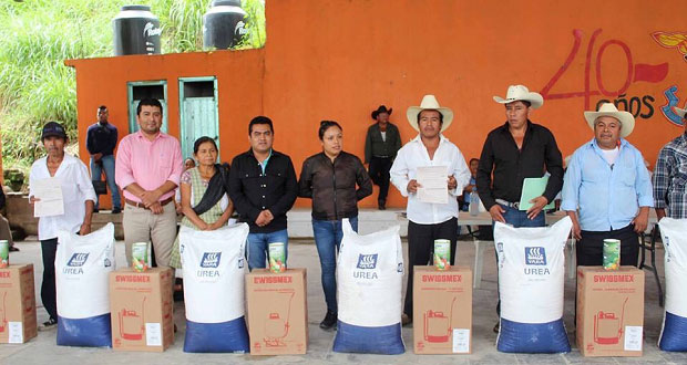 Comuna de Huitzilan entrega fertilizante a 433 cafeticultores