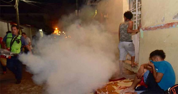 En Chiapas, comuna fumiga con insecticida a migrantes de caravana