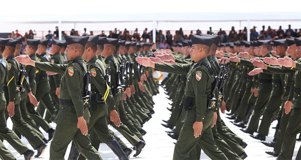 Respetar derechos humanos, pide Cienfuegos a 950 graduados en Puebla