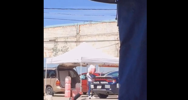 Exhiben a patrulla federal abasteciéndose con “huachicol” en Libres
