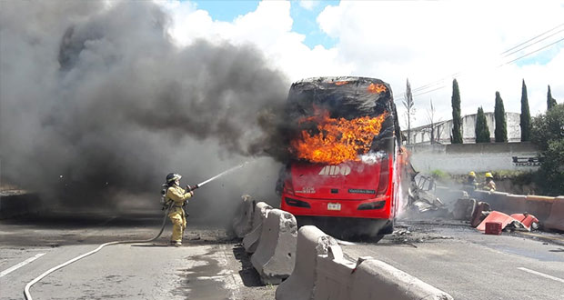 Choque en la Puebla-Orizaba deja al menos 1 muerto y 15 heridos