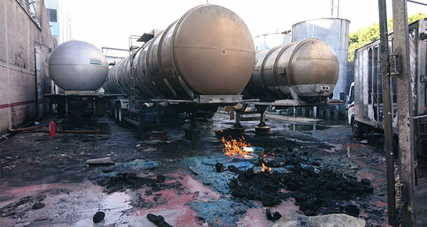 Desalojan a 2 mil por incendio en fábrica de alcohol en CDMX