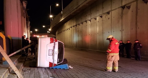 Volcadura en distribuidor Juárez-Serdán deja un muerto y 2 heridos