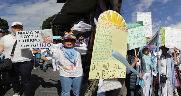 Diputados panistas marchan contra despenalizar aborto en Puebla