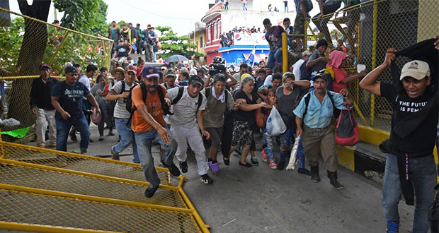 Caravana de migrantes hondureños entra por la fuerza a México