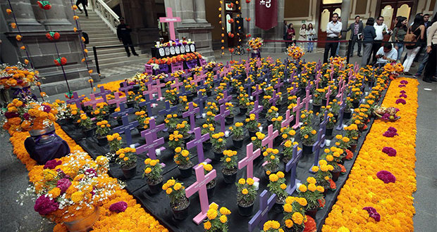 Colocan ofrenda para recordar a 96 víctimas de feminicidios en 5 años