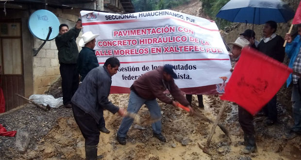 En Huauchinango, inicia pavimentación gestionada por Antorcha
