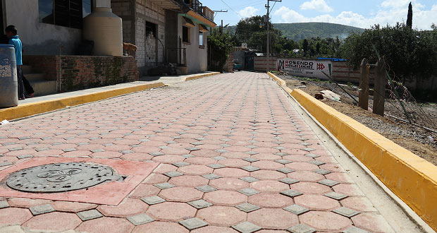 Con inversión de 300 mil pesos pavimentan privada en Chalchihuapan