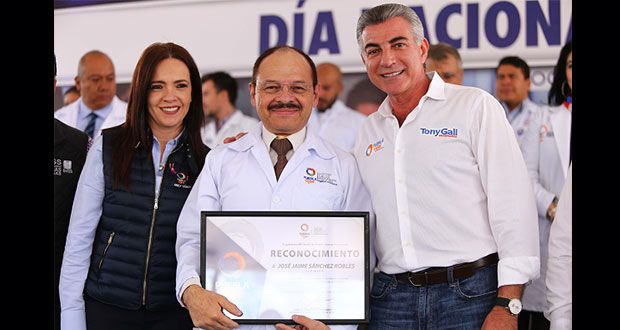 Gobierno estatal reconoce a médicos poblanos por trayectoria