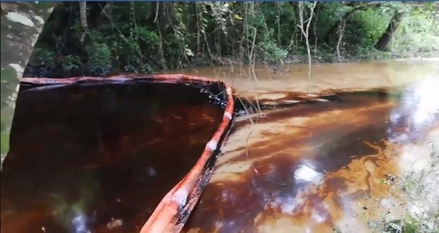 Derrame de petróleo en Venustiano Carranza afecta río en Veracruz