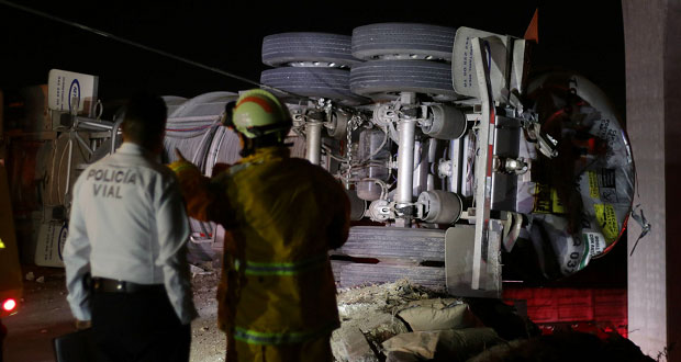 Sigue cierre parcial de la Puebla-Orizaba por volcadura de pipa