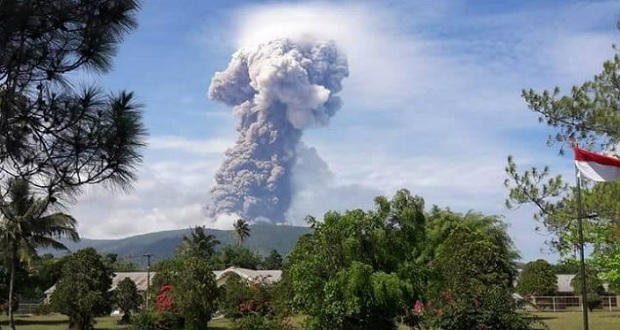 Tras sismo y tsunami, ahora volcán hace erupción en Indonesia
