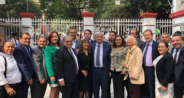 AMLO se reúne con líder del SNTE y grupos que respaldan a Gordillo