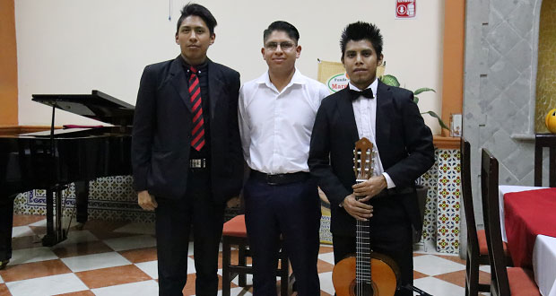 Jóvenes músicos dan recital de piano y guitarra clásica en Puebla