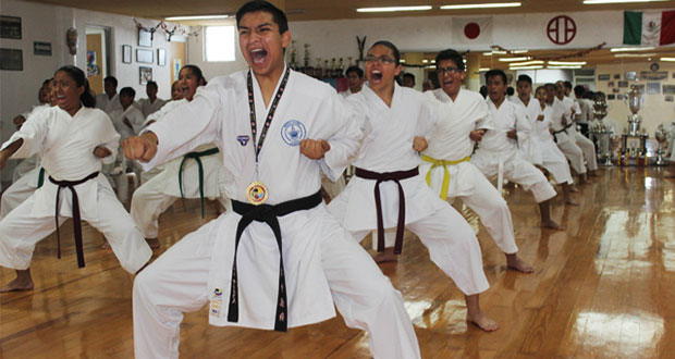 Alumno de prepa de BUAP gana oro en encuentro mundial de karate